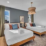 Holiday home Stylish 5br Retreat W Rooftop Hot Tub