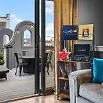 2 Side By Side Units Roof Decks Karaoke Murals Holiday home Nashville