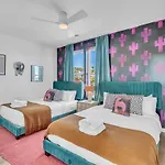 Holiday home Stylish 5br Retreat W Rooftop Hot Tub