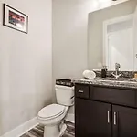 Private With Rooftop Game Near Downtown Holiday home
