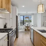 Holiday home Chic Nash Townhouse Rooftop Patio And Views *