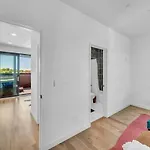 Holiday home Stylish 5br Retreat W Rooftop Hot Tub