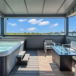 Holiday home Stylish 5br Retreat W Rooftop Hot Tub *