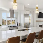 Near Vanderbilt And Belmont With Garage, Pool Table *