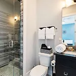 Private With Rooftop Game Near Downtown Holiday home *
