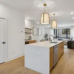 Holiday home Chic Nash Townhouse Rooftop Patio And Views Nashville