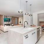 Holiday home Elevator With Rooftop Hot Tub & Spacious Yard