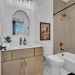 Stylish 5br Retreat W Rooftop Hot Tub Holiday home *