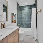 Stylish 5br Retreat W Rooftop Hot Tub Holiday home