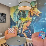 Holiday home Stylish 5br Retreat W Rooftop Hot Tub *