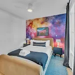 Stylish 5br Retreat W Rooftop Hot Tub *