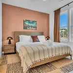 Stylish 5br Retreat W Rooftop Hot Tub Holiday home *