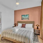 Stylish 5br Retreat W Rooftop Hot Tub *