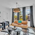 Holiday home Stylish 5br Retreat W Rooftop Hot Tub