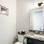 Private With Rooftop Game Near Downtown Holiday home Nashville