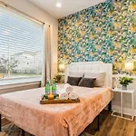 Private With Rooftop Game Near Downtown Holiday home *