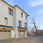Near Vanderbilt And Belmont With Garage, Pool Table