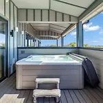 Holiday home Stylish 5br Retreat W Rooftop Hot Tub