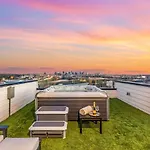 Elevator With Rooftop Hot Tub & Spacious Yard * Nashville