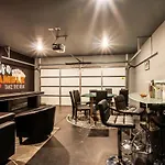 Private With Rooftop Game Near Downtown Holiday home