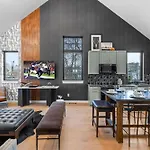 Holiday home The Modern Cowboy - Hot Tub & Rooftop On Music Row