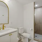 Chic Nash Townhouse Rooftop Patio And Views Holiday home *