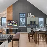 Holiday home The Modern Cowboy - Hot Tub & Rooftop On Music Row *