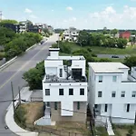 Elevator With Rooftop Hot Tub & Spacious Yard * Nashville