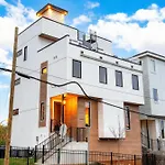 Elevator With Rooftop Hot Tub & Spacious Yard Holiday home