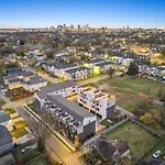 Private With Rooftop Game Near Downtown Holiday home Nashville