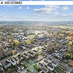 Private With Rooftop Game Near Downtown Holiday home *