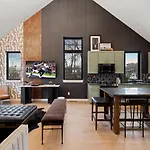 Holiday home The Modern Cowboy - Hot Tub & Rooftop On Music Row Nashville