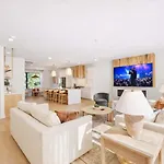 Apartment Getaway Rooftop Views & Modern Comfort *