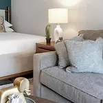 Landing Beautiful Studio In Downtown Hermitage