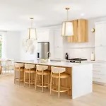 Getaway Rooftop Views & Modern Comfort *