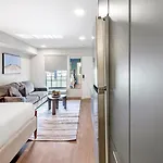 Landing Beautiful Studio In Downtown Hermitage