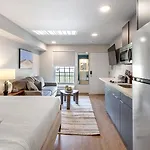 Landing Beautiful Studio In Downtown Hermitage