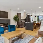 3br Townhome Rooftop Views Hot Tub & Fireplace *