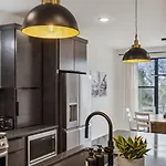 3br Townhome Rooftop Views Hot Tub & Fireplace Nashville
