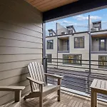 3br Townhome Rooftop Views Hot Tub & Fireplace *