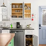 Holiday home Private With Fenced Yard In Walkable East