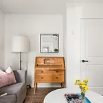 Private With Fenced Yard In Walkable East Holiday home