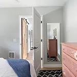 Holiday home Private With Fenced Yard In Walkable East