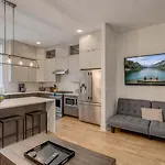 Holiday home 5 Min Uber To Downtown - 2 Car Gargage - Rooftop