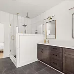 Modern Palette - Private Patio - Mins To Broadway Holiday home *