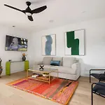 Holiday home Modern Palette - Private Patio - Mins To Broadway *