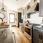 Boots & Broadway - 2 Units - Mins To Broadway