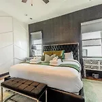 Boots & Broadway - 2 Units - Mins To Broadway