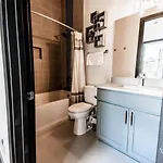 Boots & Broadway - 2 Units - Mins To Broadway *