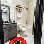 Boots & Broadway - 2 Units - Mins To Broadway *